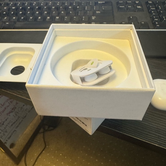 AirPod pros first generation - Picture 4 of 9